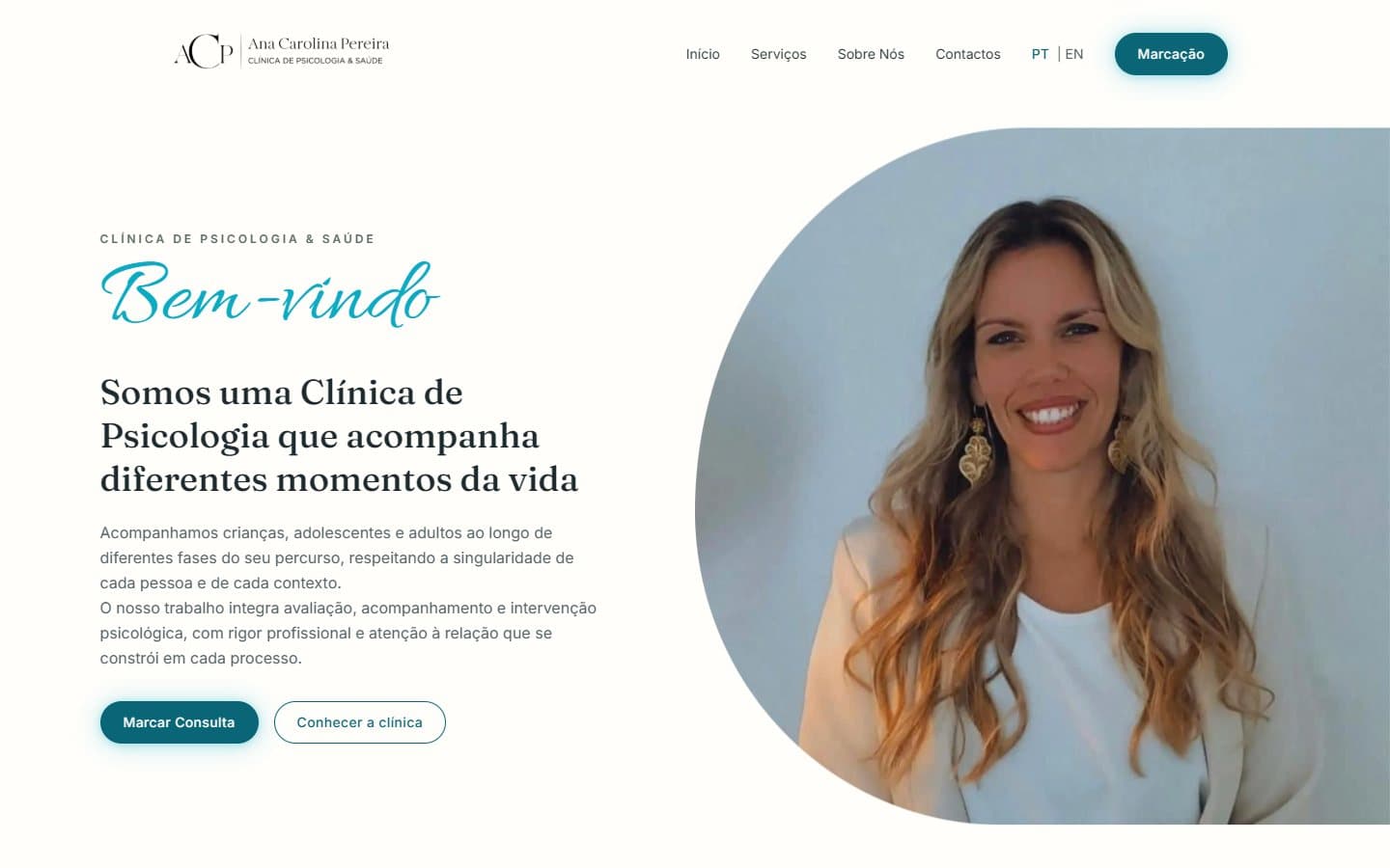 Home page of the Ana Carolina Pereira clinic website, with a photograph of the psychologist.